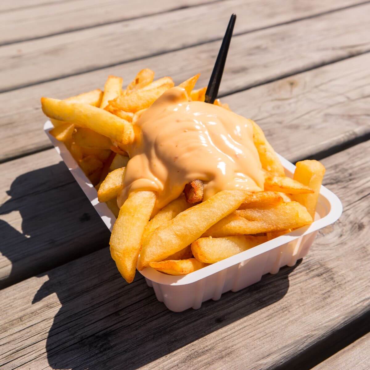 Les Maîtres Sauciers Sauce Pommes Frites - Bouteille 950mL Les Maîtres Sauciers Sauce Pommes Frites - Bouteille 950mL